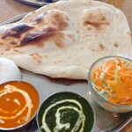 インド・ネパール料理　ヒマラヤ - 選べるカレー２種セット（￥980）サグキーマカレー＆シーフードカレー＆ラッシー