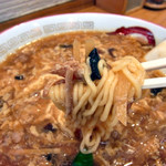 らーめん れんげ - 『酢辣湯麺』の麺と具材リフト。