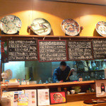 カウンターの上にはメニュー表が、やっぱり夜に伺いたいですね。