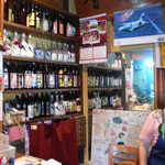 壁にはキープの焼酎が、夜も人気店なのでしょう。