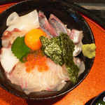 いけす料理 魚伊智 - 新鮮で美味しい刺身が乗っています。