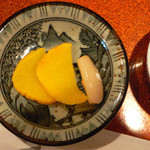 いけす料理 魚伊智 - 漬け物、何故かたくあん二切れとラッキョウ一切れ、何故かと思うのは私だけか。