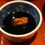 いけす料理 魚伊智 - 醤油皿でわさびを溶かしてから丼に掛けます。