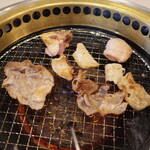 焼肉じゅうじゅうカルビ - 豚肉は薄切りなんですぐ焼けます。