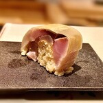 Ki Zu Na - 鯖（青森）棒寿司～初っ端からガツンとパンチある鯖棒寿司。赤酢にちょっと硬めのシャリが分厚い鯖とぴったり。見た目も美しい。