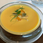 プレヴナンス - バターナッツカボチャの茶わん蒸し？ なめらかなスープ。バターナッツカボチャが甘くて美味しい。