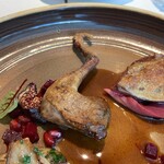 プレヴナンス - ピジョン ジビエの季節嬉しい。骨付きのモモ。がぶりといただきました。 ささみがレア。シンプルにジュのソース。