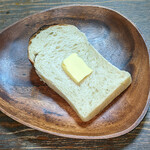 オンザディッシュ - 『cotton 食パン（幅８cm　長さ９cm　高さ１４cm）』　４７０円（税込）