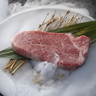 子牛から愛情込めて育てた最高級の”神戸ビーフ”を使用