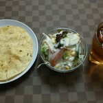 ビクラム - 左から　サービスのパパドゥ、セットのサラダ、ククリラム350円（価格税込、以下同）