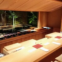 御料理ふじ居 - 店内も素晴らしい、大きな窓からお庭が見える