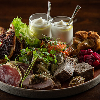 約8割のお客様が注文する「前菜盛り合わせ」