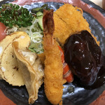 Shikishima - ハンバーグにカツに海老フライに揚げ餃子に赤ウインナーに出汁巻卵にナポリタンに野菜サラダ付き。