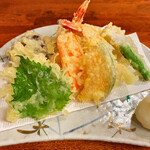 御食事処 なかや - 天ぷら盛り合わせ　美味☆ 左から　大葉　下足海老2尾　ニンジン　サツマイモ　南京　ししとう