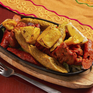 ふわふわのナンやタンドリー料理はじめ自慢の逸品が勢揃い