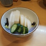 とんかつ燕楽 - ヒレかつ丼のお新香。