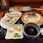 手打ちうどん 自遊席 - ざるうどん (小)。単品の舞茸天とだし巻き玉子。