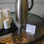 パティスリー リエルグ - レモン水どうぞ。