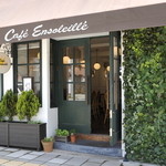 카페 앙솔레이유 - 緑のトレリスが目印