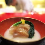 にくの匠 三芳 - ハンマーヘッドシャークのフカヒレ。くずきりみたいな太さに驚愕！白味噌のお椀にとてもなじんでいてその味のバランスの妙にも驚いた。