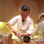 にくの匠 三芳 - 寿司を握る姿も粋だね。