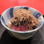 にくの匠 三芳 - 近江牛のタルタル、キャビアとたっぷり削った白トリュフを飯蒸しと共に。