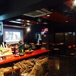 El Coyote - 大型スクリーンに流れるミュージックビデオを見ながら飲むのも楽しい♪