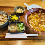うどん 色彩 - 左:かやくご飯右: 二色の湯葉(京ゆば・萌黄ゆば)あんかけ ゆず入り