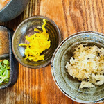 うどん 色彩 - 左上:生姜左下:葱中:沢庵右:天かす