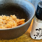 うどん 色彩 - かやくご飯にブラックペッパーをひとふり