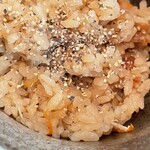 うどん 色彩 - かやくご飯にブラックペッパーをひとふり