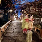 のぐち 継 - 舞妓さんが綺麗♫
            祇園四条の巽橋から南に下った京都らしい雰囲気のある切り通し。この小路は町屋の並びとしだれ桜が美しく一番好きな通り。