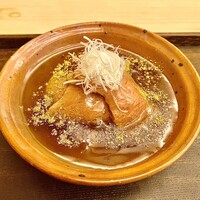 のぐち 継 - お店の看板料理である肉吸い。小鏑にのせた柔らかな霜降りの黒毛和牛（鹿児島産）をトロミのある上品な出汁の餡で頂きます。