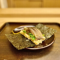 のぐち 継 - 炙り鯖寿司（淡路島） ～表面を軽く炙った火入れが抜群で海苔を巻いて頂く。