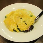 kitchen俊貴 - ホウレン草とベーコンのサラダ　包まないオムレツ風 870円。　　　　　2020.11.12