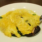 kitchen俊貴 - ホウレン草とベーコンのサラダ　包まないオムレツ風 870円。　　　　　2020.11.12