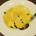 kitchen俊貴 - ホウレン草とベーコンのサラダ　包まないオムレツ風 870円。　　　　　2020.11.12