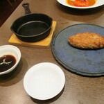 kitchen俊貴 - ステーキバーグ：新鮮な和牛のミンチ、卵黄、ニンニク醤油、岩塩 で焼きあげられた 中がまさにレアなハンバーグ！　　　　　2020.11.12