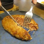 kitchen俊貴 - ステーキバーグ：新鮮な和牛のミンチ、卵黄、ニンニク醤油、岩塩 で焼きあげられた 中がまさにレアなハンバーグ！　　　　　2020.11.12