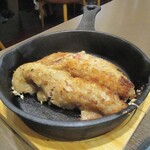 kitchen俊貴 - ステーキバーグ：新鮮な和牛のミンチ、卵黄、ニンニク醤油、岩塩 で焼きあげられた 中がまさにレアなハンバーグ！　　　　　2020.11.12