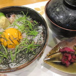 味処 大丸 - お店の名物！イカ月見丼 950円