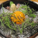 味処 大丸 - 名物オリジナル丼！あったかご飯にゲソのそぼろ、烏賊の刺身に卵黄。特製のお出汁がかかっていて、このまま混ぜていただきます