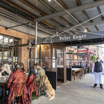 Peter Luger Steak House - 店舗外観。残念ながら外壁工事中。屋外席はCOVID-19対策の仮設？