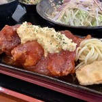 森のハンバーグ工房 ゆみさんち - 【日替りランチ 600円(税込)】今日のメインはチキン南蛮。柔らかくてジューシーな鶏もも肉です。