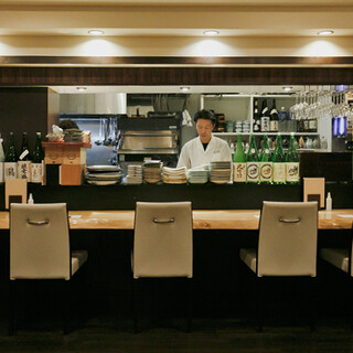 ゆったり座れるカウンター席
                                          作る様子を見ながら店主と料理やお酒の話も出来ます