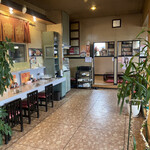 陽華亭 - 清潔感のある店内。しかし、メニュー表やカウンターは若干油でベタつき有り。神経質な人なら気になるかも……