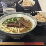 鶴亀 - 三枚肉そば(中)¥650・ジューシー¥0