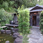 くらの坊 - 池の横を通って、古民家の入口へ