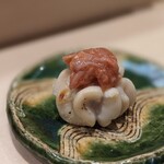 鮨みやもと - 鱈の白子　　軽くボイルしてあった白子を炭火で炙って上に鯛の酒盗がのっています