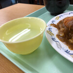 学食のカレー屋さん 喜久家食堂 - 水飲みカップはプラッチックだ